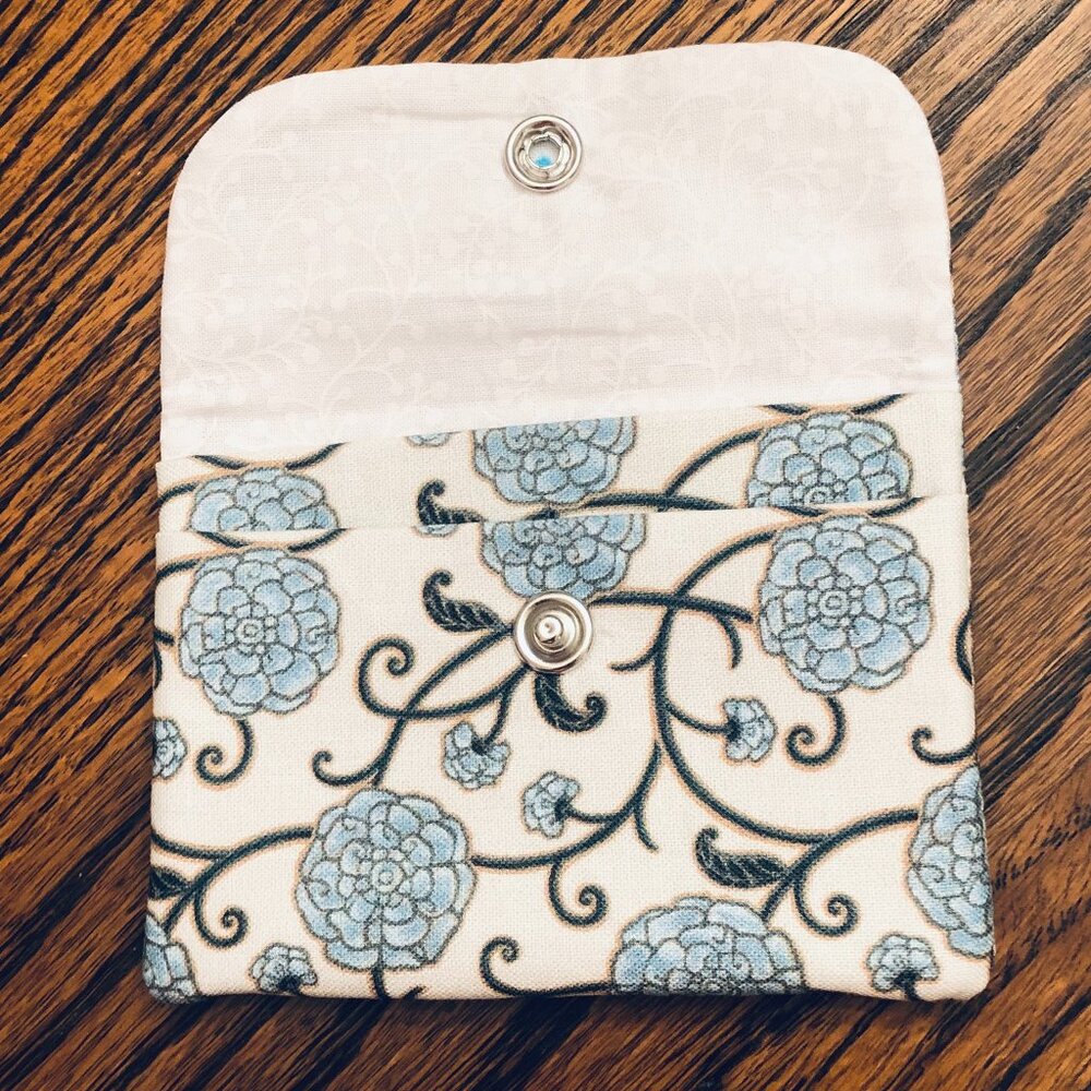 SMALL BLUE FLORAL FABRIC CREDIT CARD WALLET / 2 POCKET CASH HOLDER - Picture 3 of 4